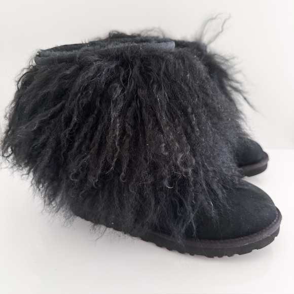 Ugg Black Short Sheepskin Cuff Boot - Picture 1 of 7